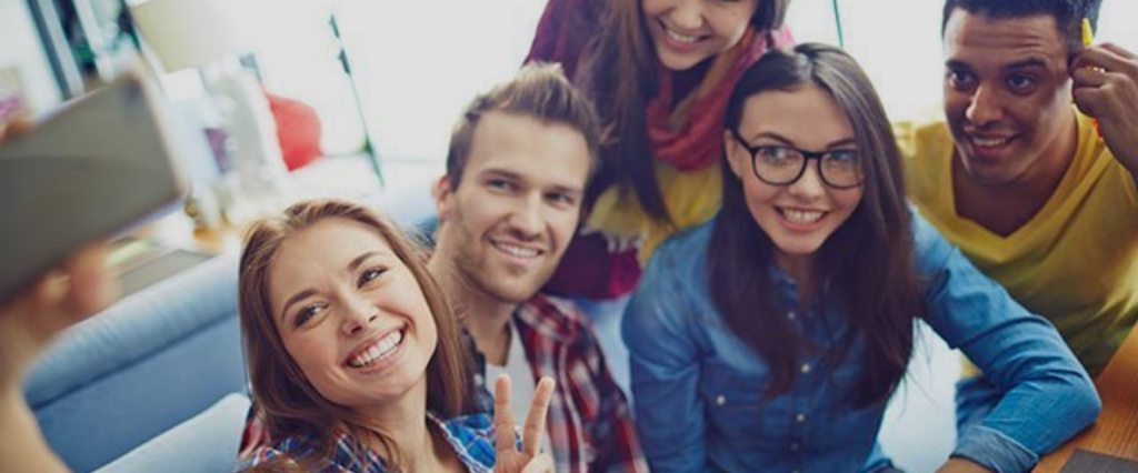 groupe d'etudiants qui se retrouvent pour travailler sur un projet commun