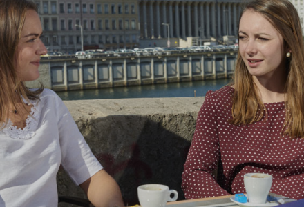 Etudiante qui boivent un café à Lyon