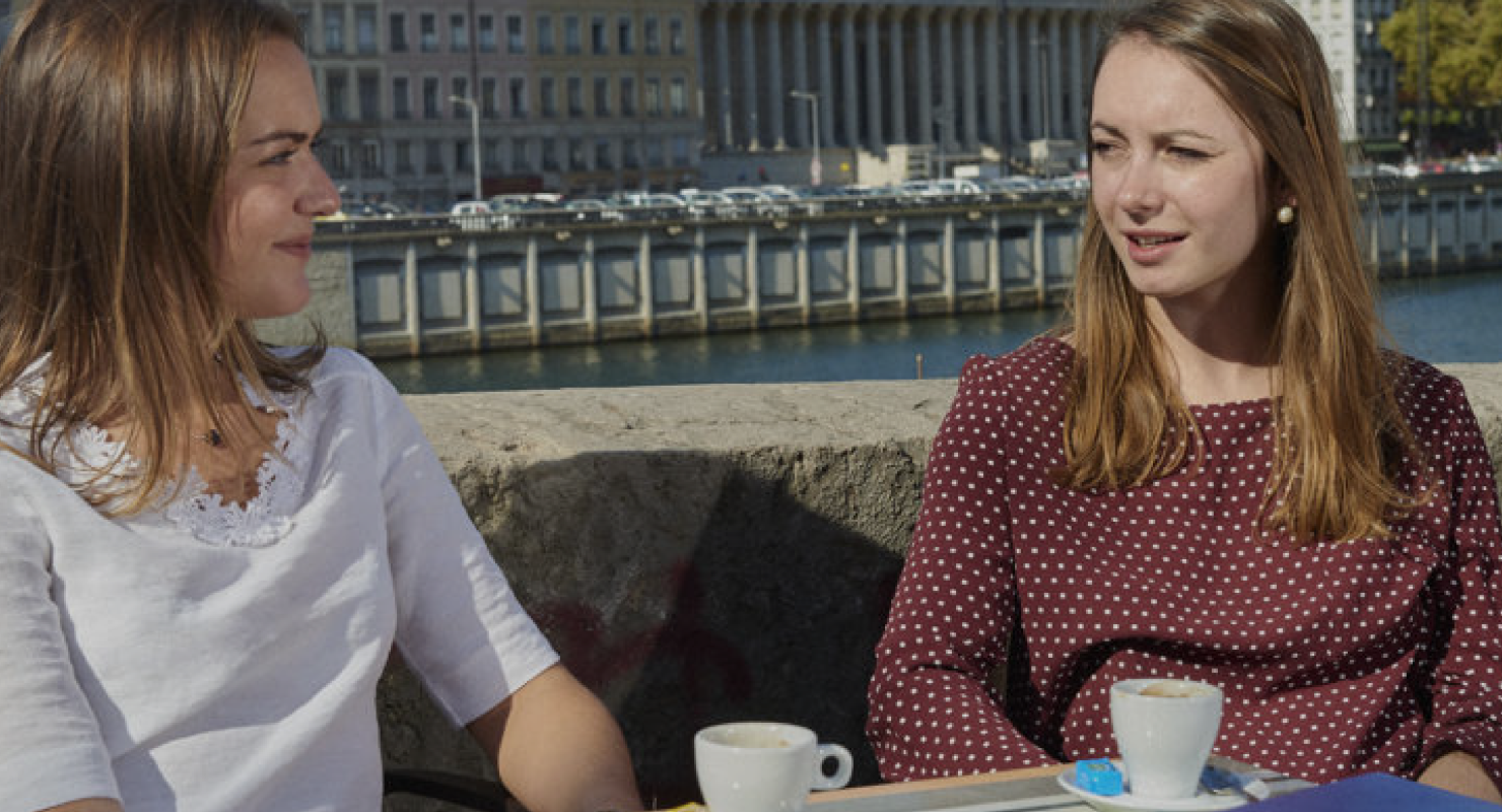 Etudiante qui boivent un café à Lyon