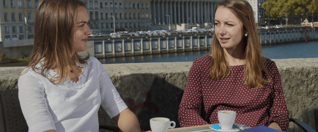 Etudiante qui boivent un café à Lyon