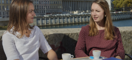 Etudiante qui boivent un café à Lyon