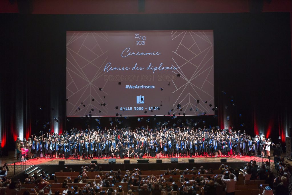 Etudiants sur scène lors de la remise des diplôme à Lyon MSc & MBA 