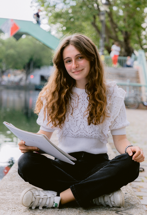 Revision of a student in front of the canal