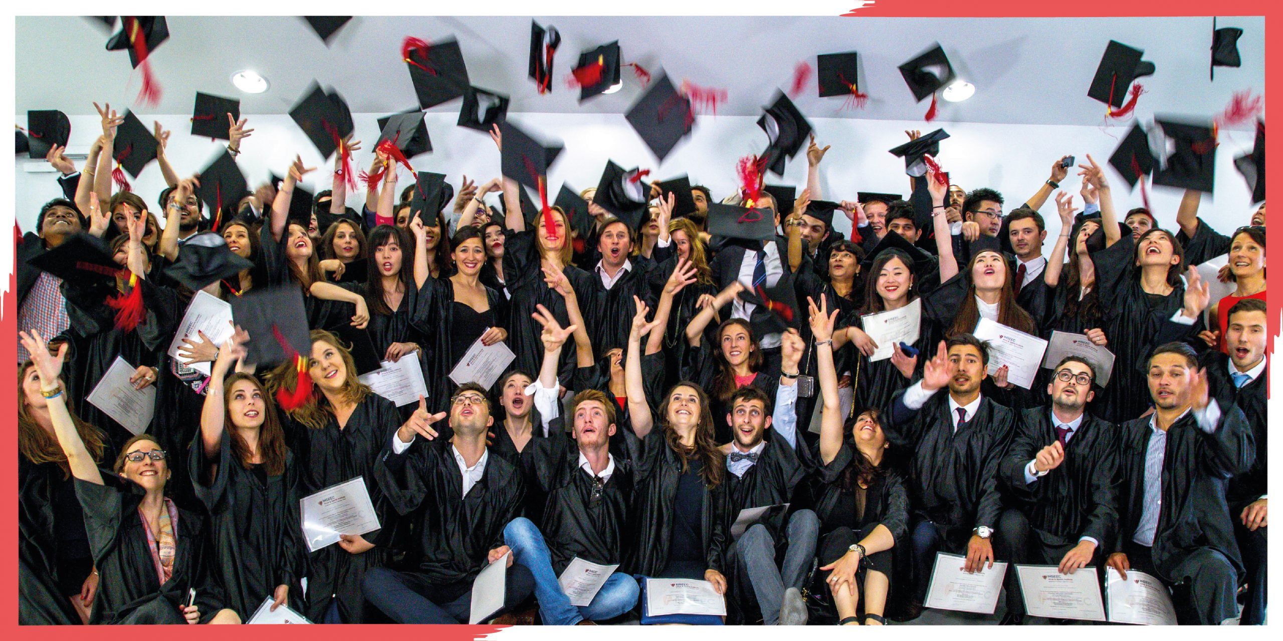 etudiants heureux jetant leur toque lors de la remise des diplomes inseec