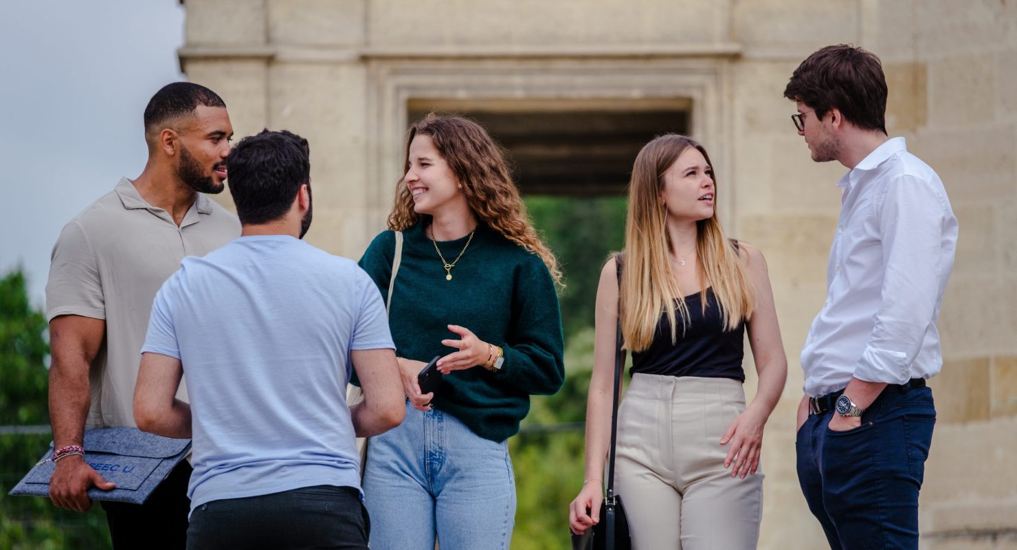 5 étudinats discutant au jardin public sur le campus de bordeaux