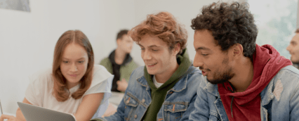 étudiants de l'école de commerce INSEEC assis dans une salle de classe