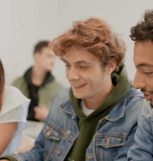 étudiants de l'école de commerce INSEEC assis dans une salle de classe