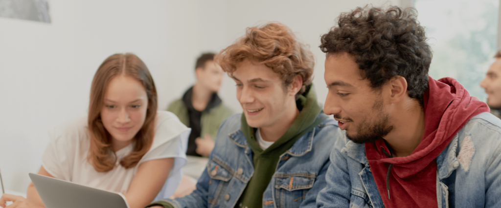 étudiants de l'école de commerce INSEEC assis dans une salle de classe