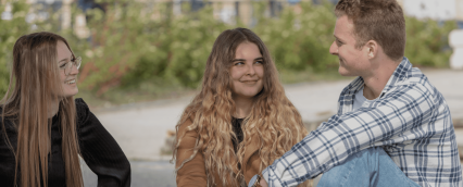 étudiants de l'école de commerce INSEEC assis en extérieur