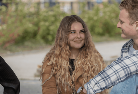 étudiants de l'école de commerce INSEEC assis en extérieur