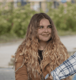 étudiants de l'école de commerce INSEEC assis en extérieur
