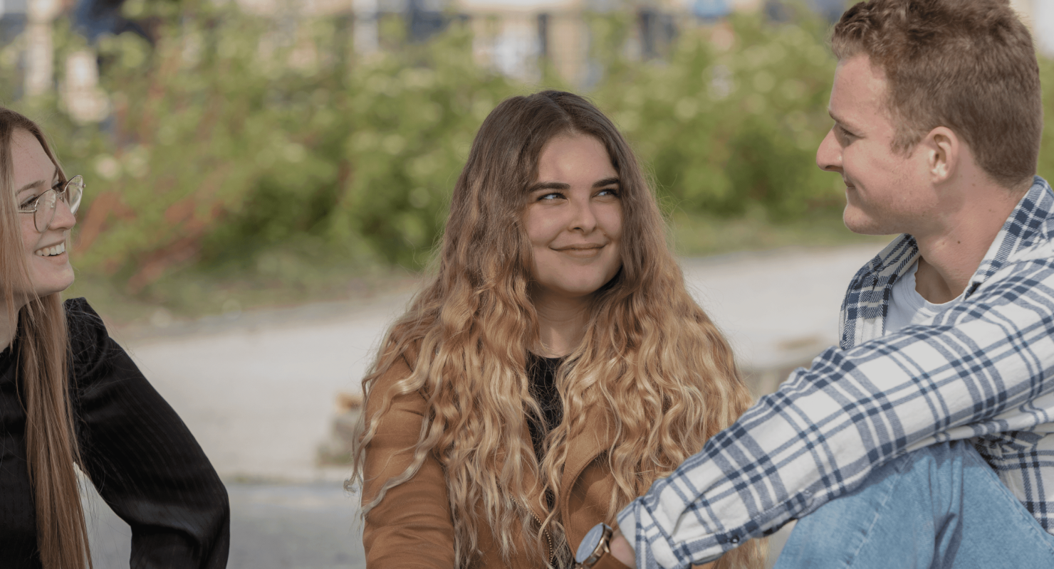 étudiants de l'école de commerce INSEEC assis en extérieur