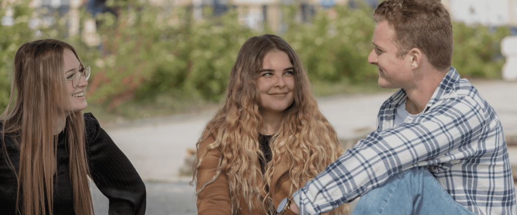 étudiants de l'école de commerce INSEEC assis en extérieur