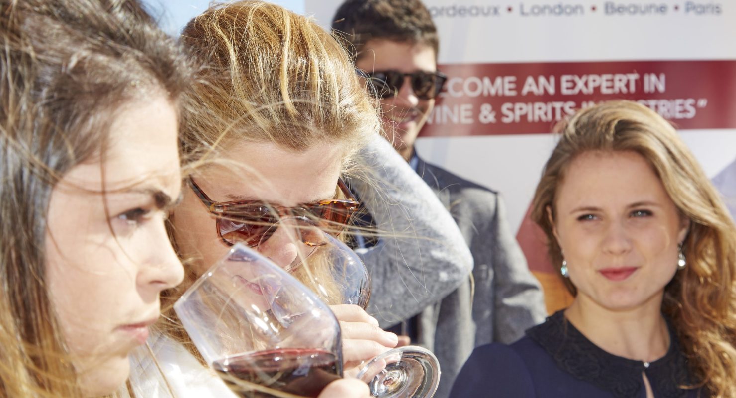 étudiants en train  de deguster  du vin