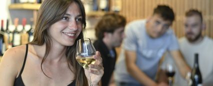 étudiante de l'école de commerce INSEEC Bachelor lors d'un cours de dégustation