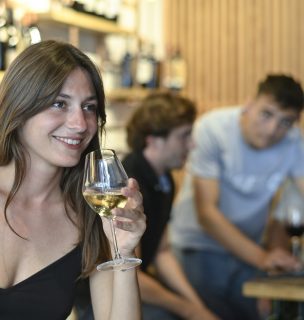 étudiante de l'école de commerce INSEEC Bachelor lors d'un cours de dégustation