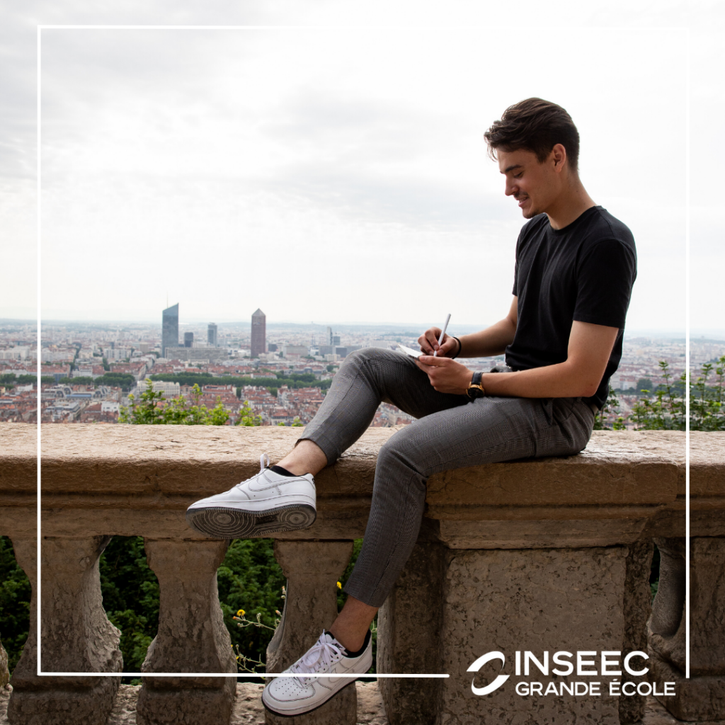 étudiant international prenant des notes