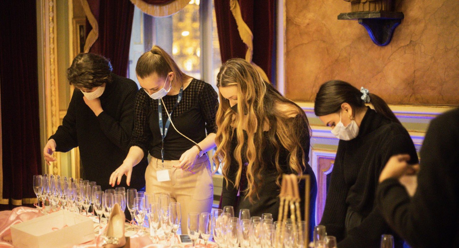 étudiants préparant un événement luxe