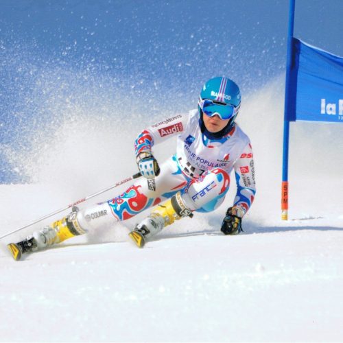 Skieuse sur un parcours slalom