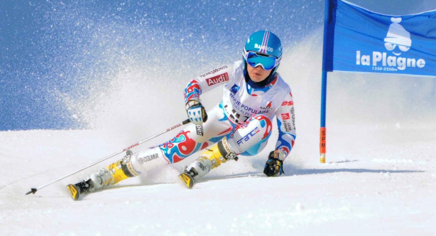 Skieuse sur un parcours slalom