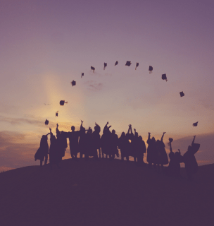 etudiants fétant leur diplomation