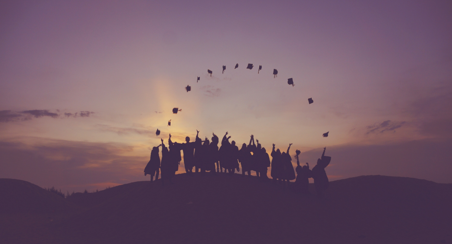 etudiants fétant leur diplomation