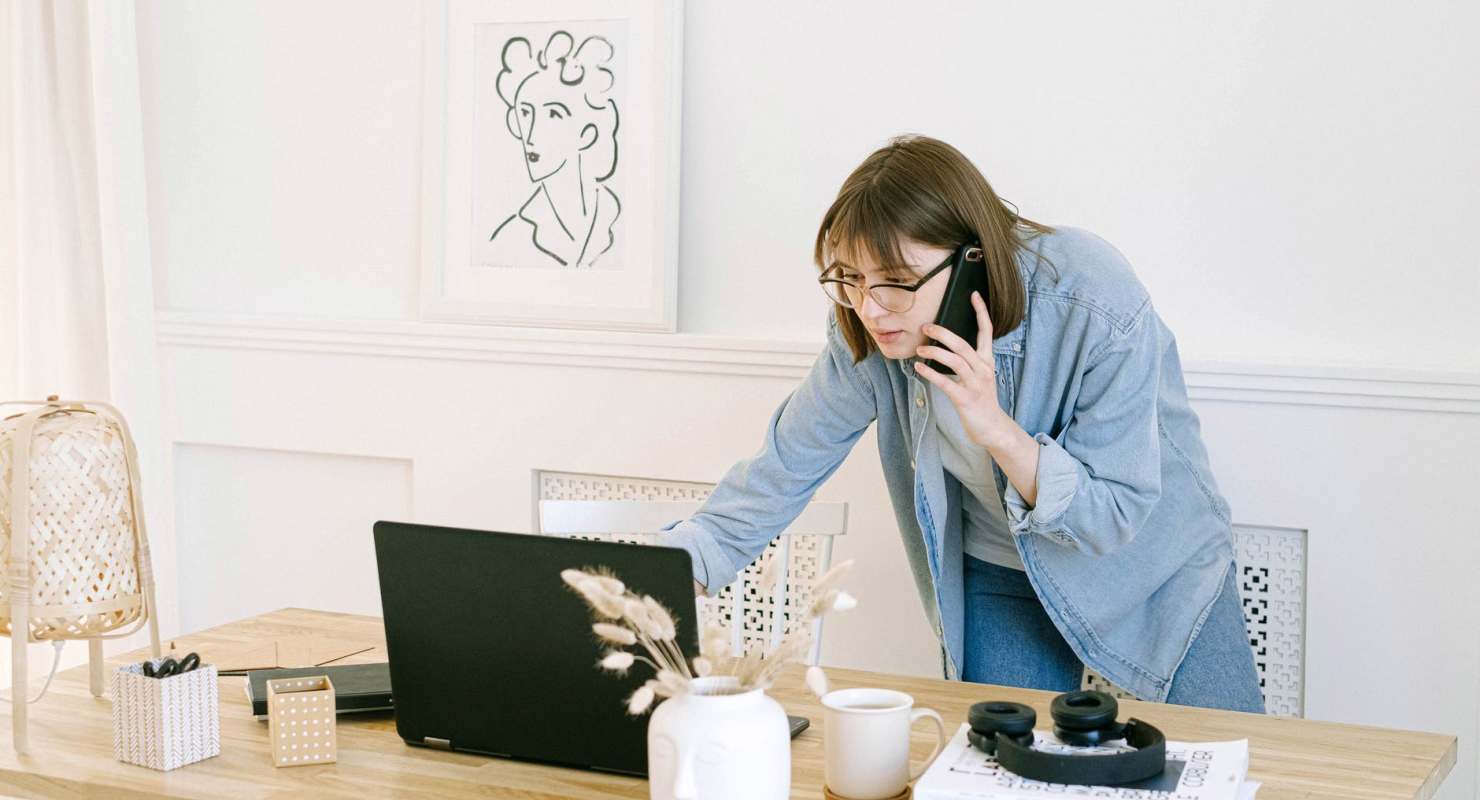 etudiante au téléphone qui travaille au bureau