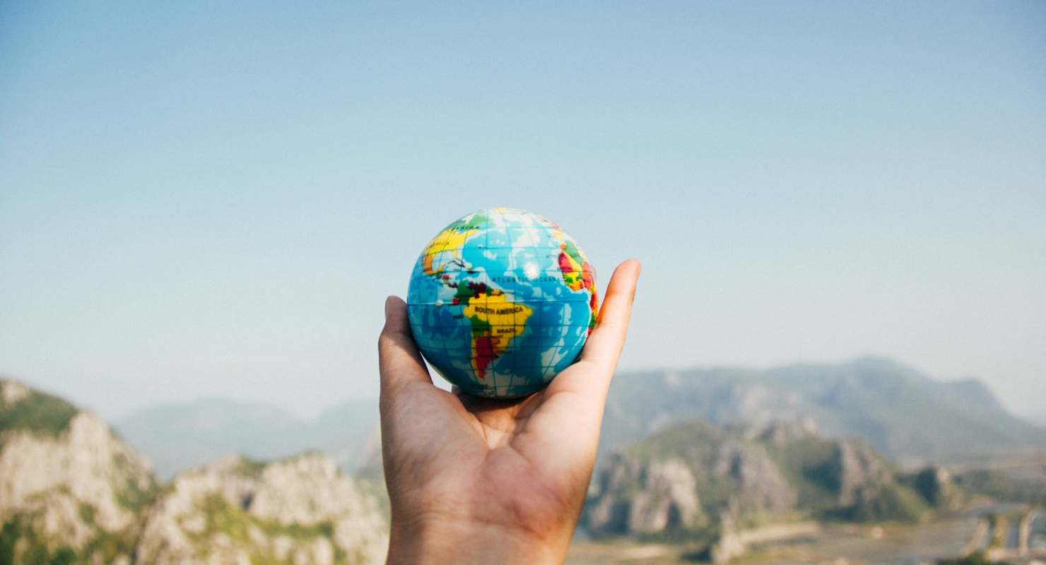 mapmonde dans une main