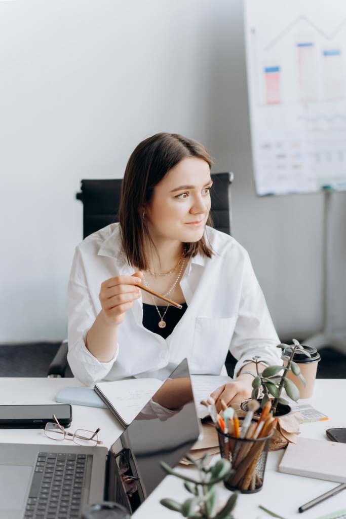 jeune fille souriante au bureau