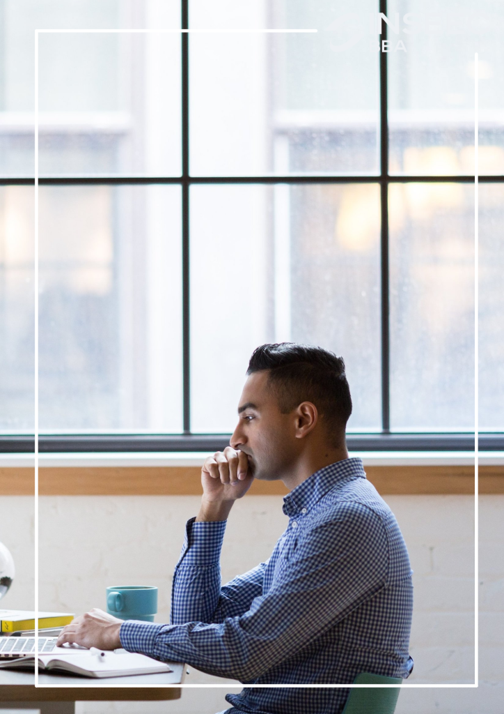 étudiant BBA INSEEC étudiant face à son bureau