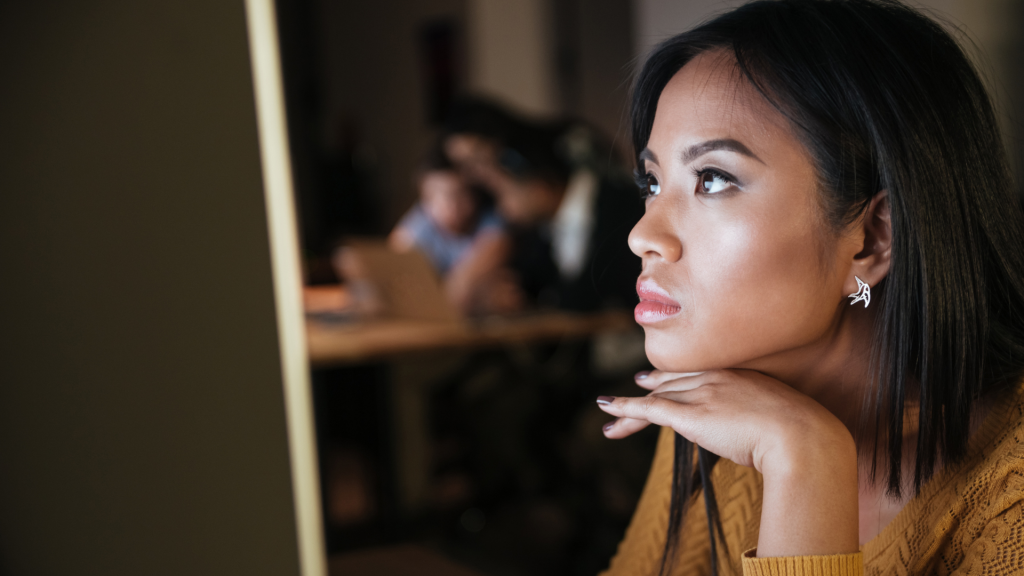 étudiante BBA INSEEC concentrée sur son ordinateur