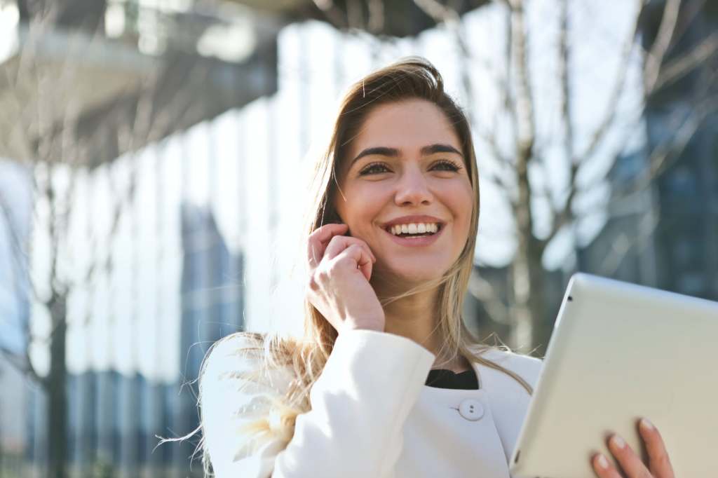 etudiante souriante au téléphone