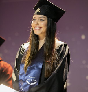 étudiante remise de diplôme aliumna