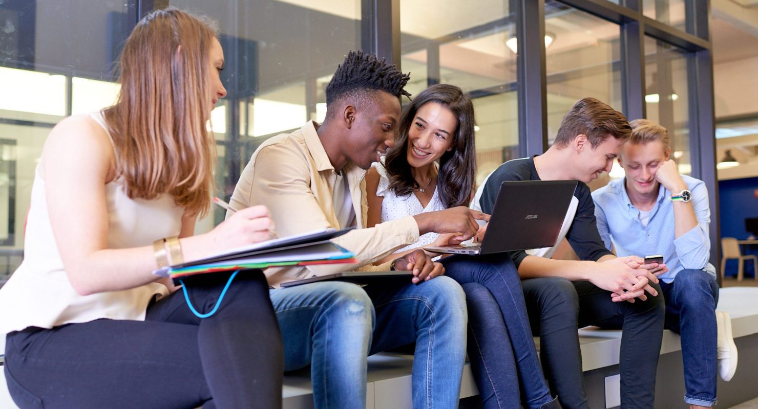 étudiants terrasse
