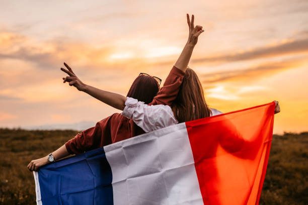 etudiants inseec avec un drapeau français