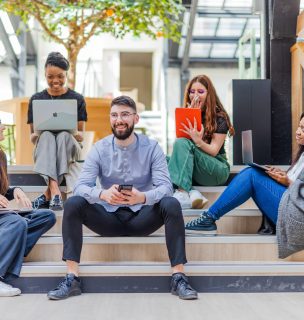 Trois étudiants avec ordinateurs