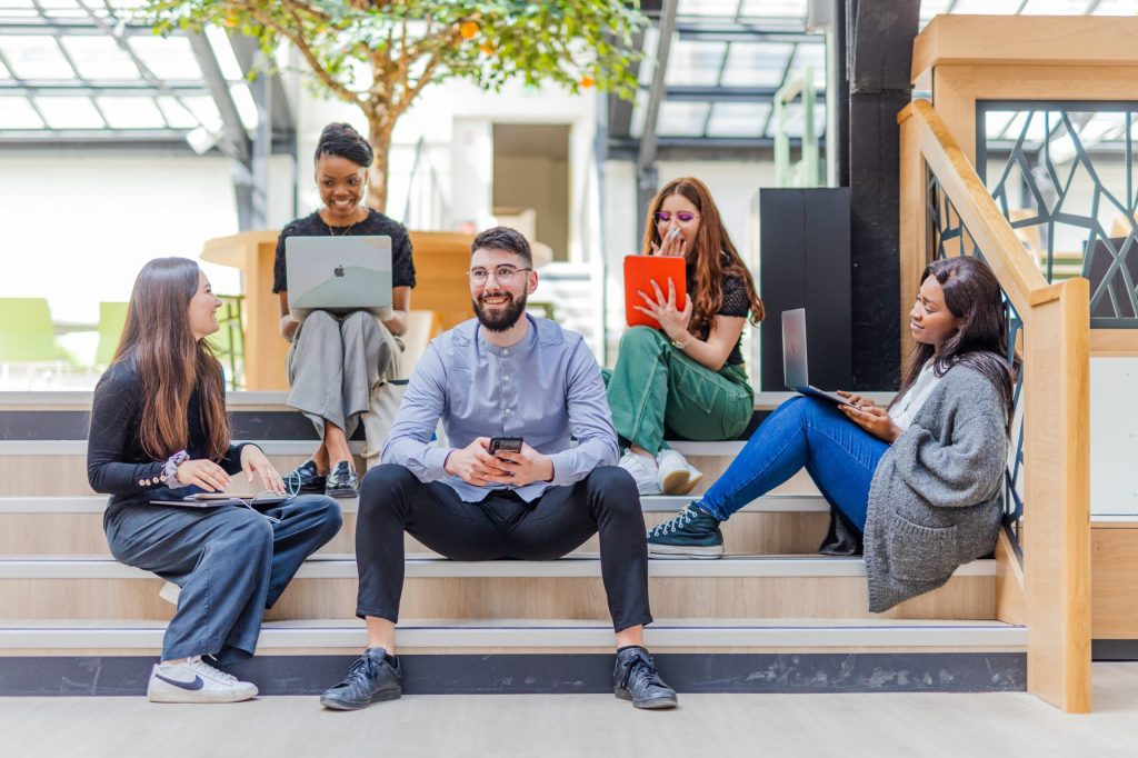 Trois étudiants avec ordinateurs