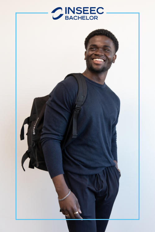 un étudiant du programme Bachelor de l'école de commerce INSEEC porte son sac et sourit