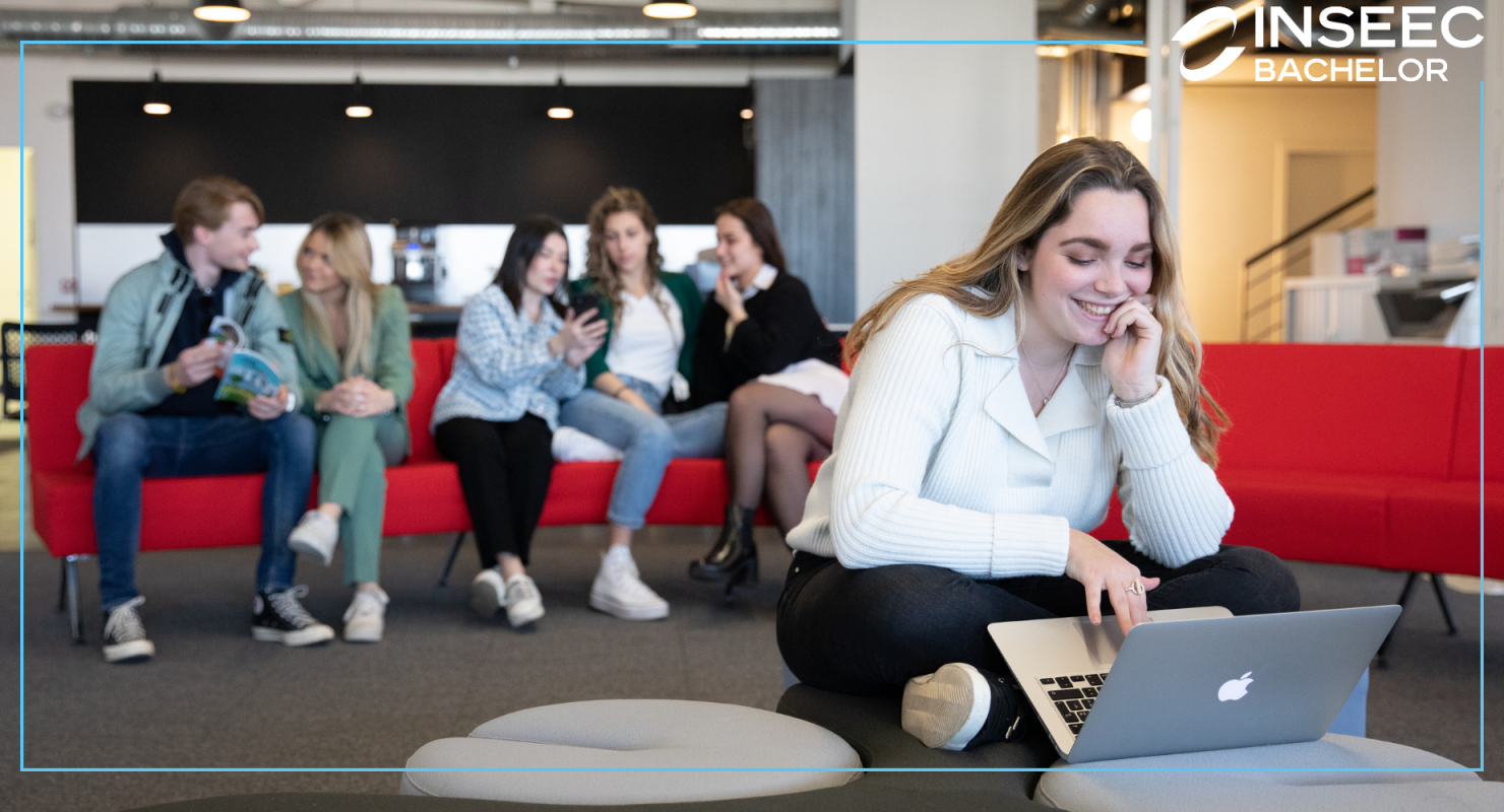 étudiants canapé rouge
