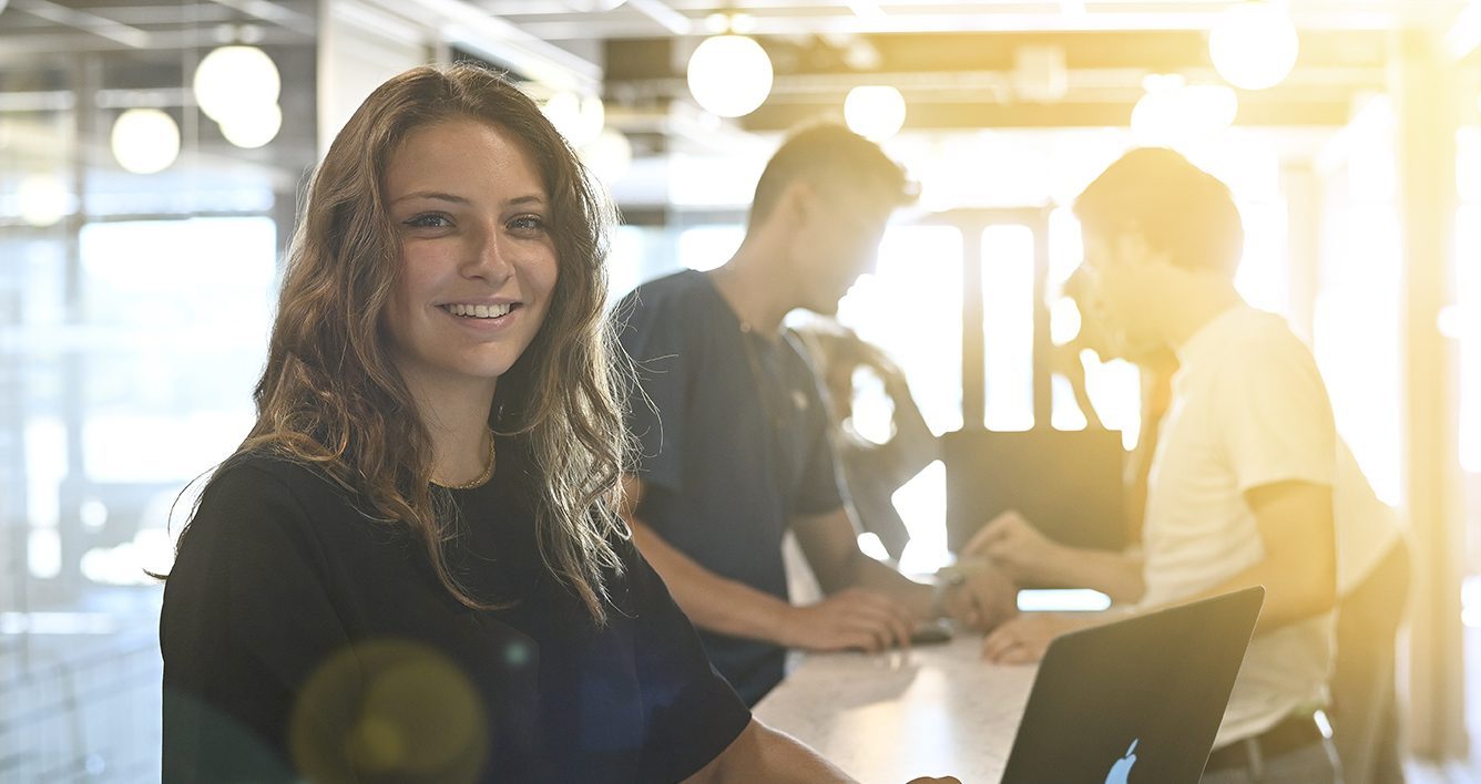 etudiante de l'inseec dans un cowork