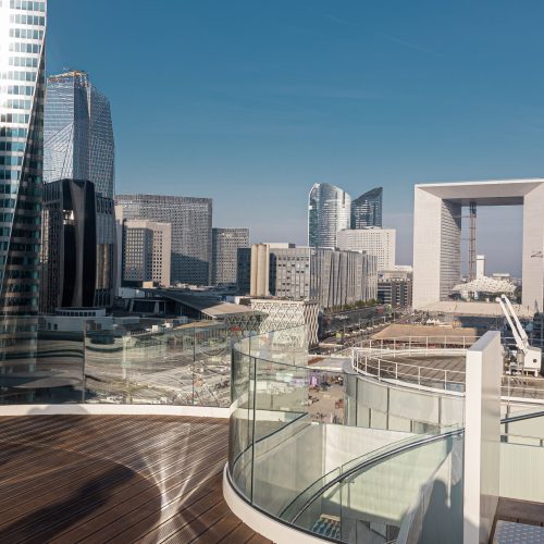 Vue depuis un des rooftops du campus coeur défense omnes education