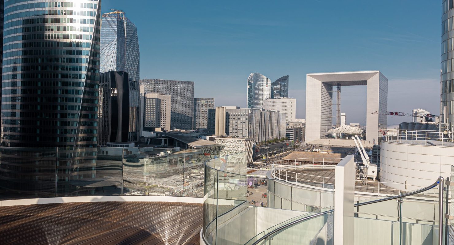 Vue depuis un des rooftops du campus coeur défense omnes education