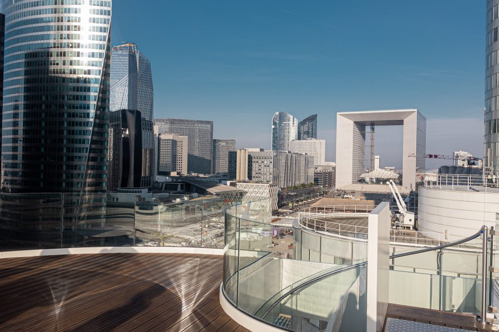 Vue depuis un des rooftops du campus coeur défense omnes education