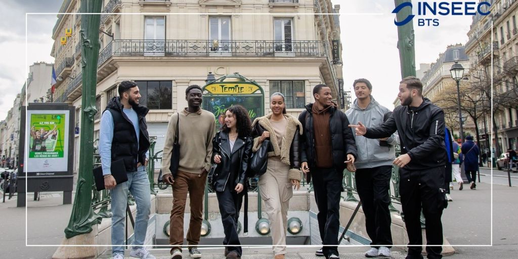 des étudiants de l'INSEEC BTS en groupe devant une entrée de métro