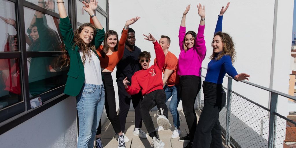 étudiants de l'école de commerce INSEEC Bachelor levant les bras au ciel