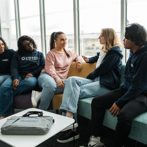 étudiants qui discutent