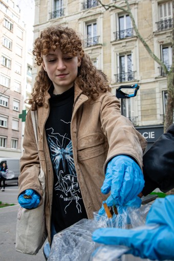 Étudiante de l'INSEEC Bachelor qu participe au nettoyage Clean Walk