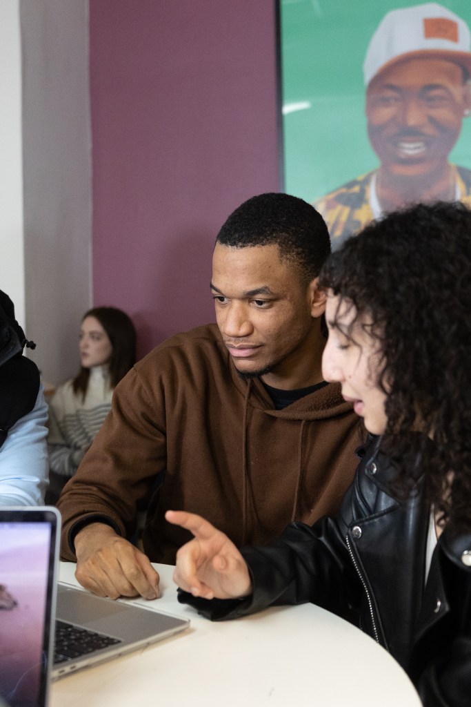 des étudiants de l'INSEEC BTS travaillant sur un projet de classe
