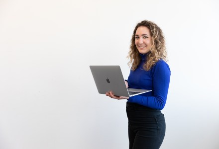 étudiante de l'INSEEC Bachelor devant son ordinateur