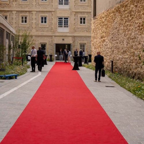Tapis rouge devant le 136 quais des Chartrons à Bordeaux